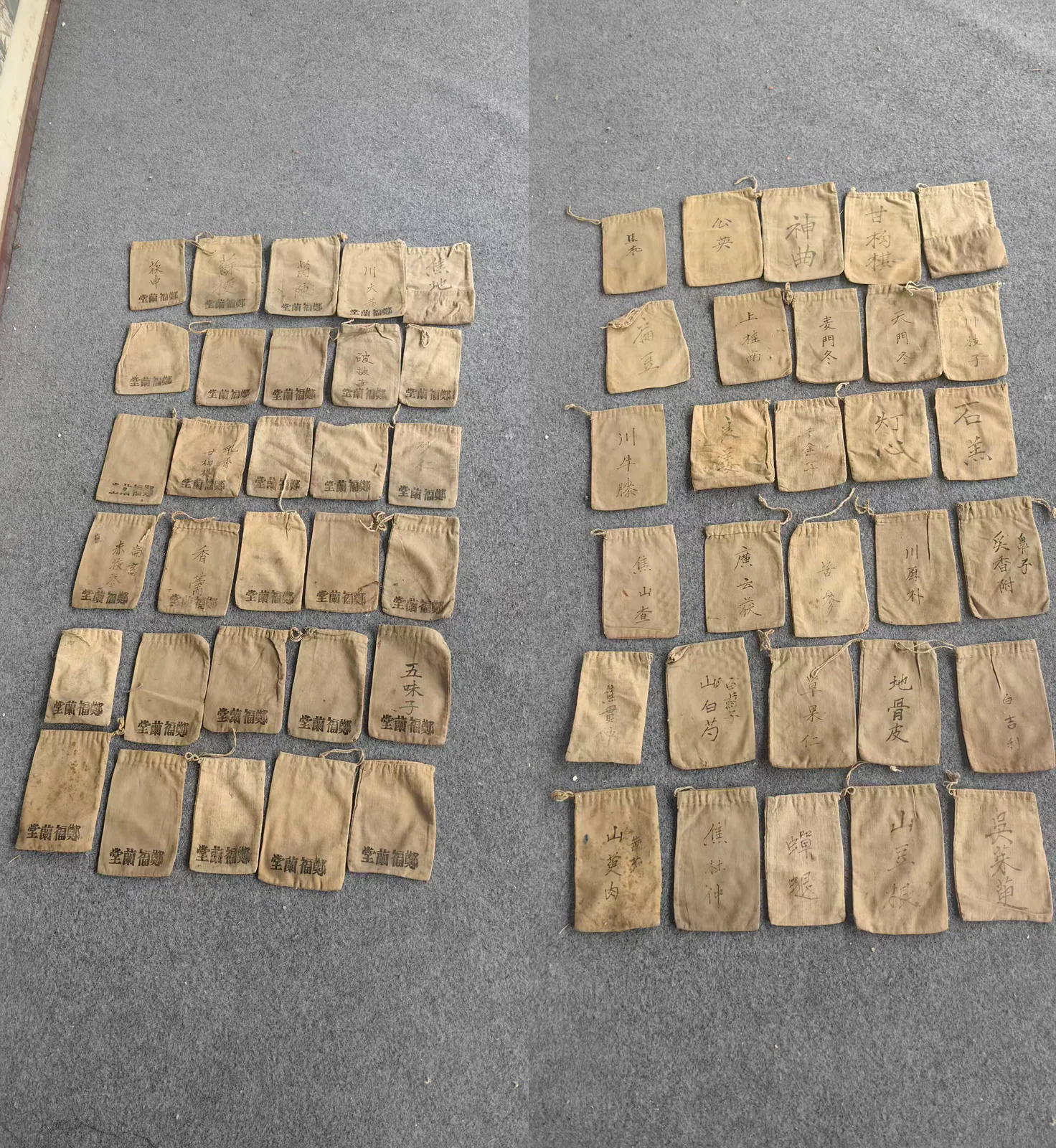 图片展示了郑福兰堂民国时期药材袋。左侧有20多个整齐排列的药材袋，右侧也有20多个药材袋，部分药材袋上印有“郑福兰堂”字样。这些药材袋呈浅棕色，材质为布料，袋口有绳结。图片与上下文紧密相关，上下文提到这样的袋子不是一次性用品，主顾常洗净收好，装针线、零钱、钥匙等，药号名字也跟着袋子从药柜走进了抽屉、荷包、床头，此图直观呈现了文中提到的药材袋样式。